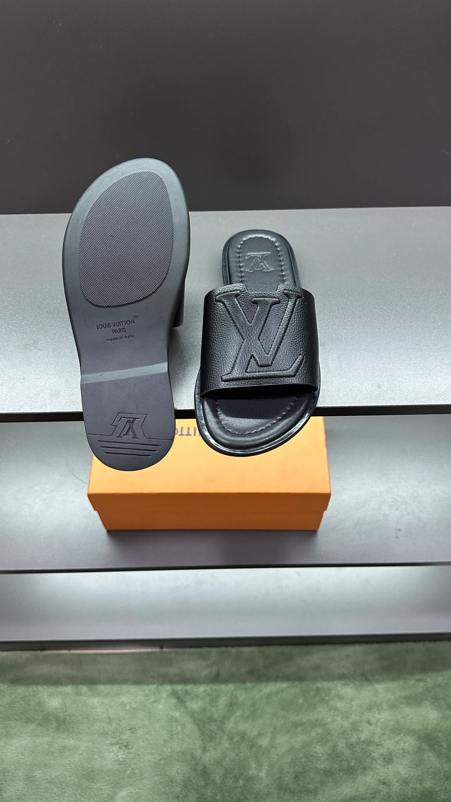 P300 🔍LV Men's Spring and Summer Slippers Counter Synchronization. The uppers are imported cowhide fabrics from Italy, with logo graphics and high-quality craftsmanship. Soles: original soles specially provided by the original factory. Exclusive movable molded soles are super comfortable. Original factory follow-up orders. 🔍🔍High quality. You can enter and leave the counter at will. Welcome to compare. Code number 38-45 No. 058